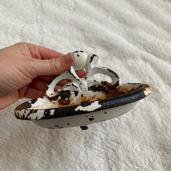 Vintage rusty wrought iron soap dish farmhouse shabby chippy paint country - Picture 3 of 12